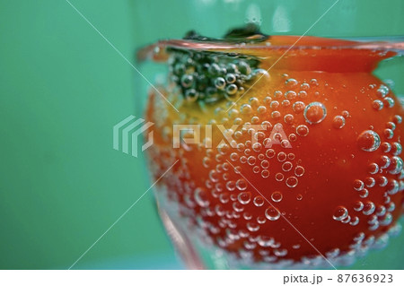 炭酸水に浮かぶミニトマト 87636923