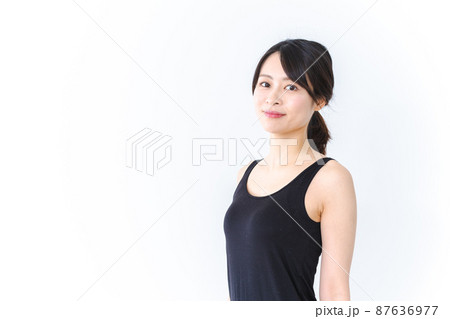 下着を着た女性のポートレート 87636977