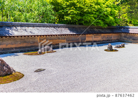 【京都の歴史風景】龍安寺の枯山水庭園 87637462