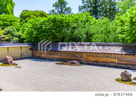 【京都の歴史風景】龍安寺の枯山水庭園 【京都の歴史風景】龍安寺の枯山水庭園 87637466