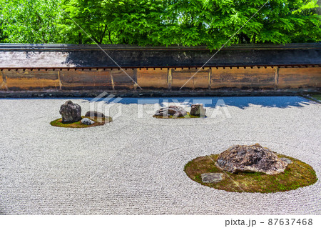 【京都の歴史風景】龍安寺の枯山水庭園 87637468