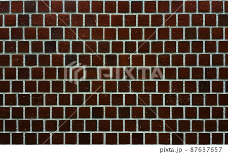 ダークブラウンの正方形のレンガタイルの壁の横長の背景画像 ダークブラウンの正方形のレンガタイルの壁の横長の背景画像 87637657