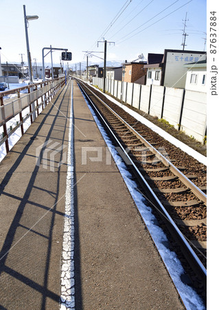 早春の北海道北斗市で道南いさりび鉄道東久根別駅の風景を撮影 87637884