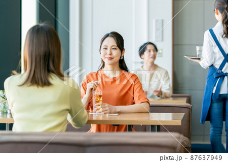 カフェでくつろぐ人々 カフェでくつろぐ人々 87637949
