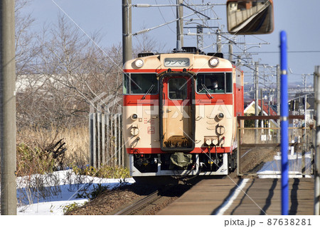 早春の北海道北斗市で道南いさりび鉄道東久根別駅を発着する各駅停車の風景を撮影 87638281
