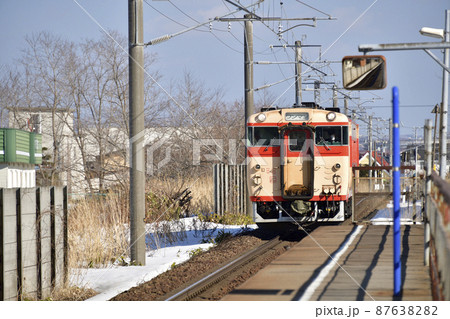 早春の北海道北斗市で道南いさりび鉄道東久根別駅を発着する各駅停車の風景を撮影 早春の北海道北斗市で道南いさりび鉄道東久根別駅を発着する各駅停車の風景を撮影 87638282