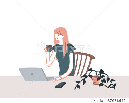 椅子に座りカップを持った女性とパソコン(横) 椅子に座りカップを持った女性とパソコン(横) 87638645