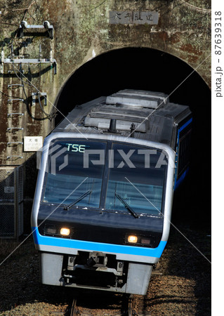トンネルから飛び出す2000系「TSE」（JR四国） 87639318