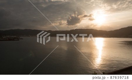 鹿児島県奄美市の山羊島から観える名瀬港と夕日とリフレクション 鹿児島県奄美市の山羊島から観える名瀬港と夕日とリフレクション 87639718