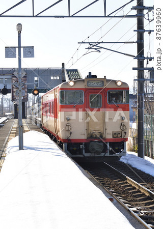 早春の北海道北斗市で道南いさりび鉄道久根別駅を発着する各駅停車の風景を撮影 87639960