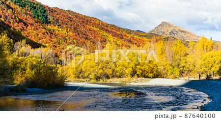 ニュージーランド　オタゴ地方のアロータウンの秋の山の紅葉とアロー川 87640100