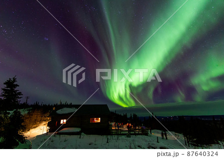 アラスカ　フェアバンクスのオーロラ 87640324