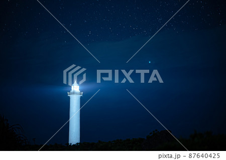 満天に輝く星と光る灯台 87640425