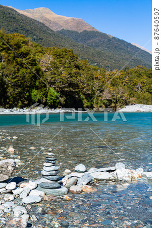 ニュージーランド　オタゴ地方のブループールのマカロア川の川辺の風景 87640507