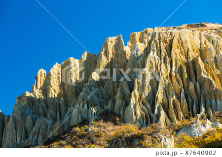 ニュージーランド ワイタキ地方のオマラマ近郊にある断崖絶壁のクレイ・クリフと紅葉 ニュージーランド ワイタキ地方のオマラマ近郊にある断崖絶壁のクレイ・クリフと紅葉 87640902