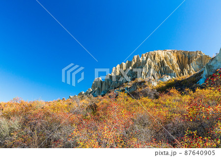 ニュージーランド　ワイタキ地方のオマラマ近郊にある断崖絶壁のクレイ・クリフと紅葉 87640905