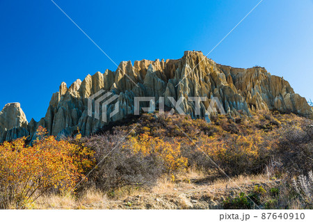 ニュージーランド　ワイタキ地方のオマラマ近郊にある断崖絶壁のクレイ・クリフと紅葉 87640910