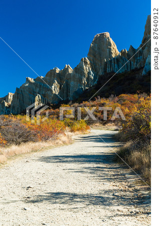 ニュージーランド　ワイタキ地方のオマラマ近郊にある断崖絶壁のクレイ・クリフと紅葉 87640912
