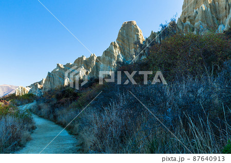 ニュージーランド ワイタキ地方のオマラマ近郊にある断崖絶壁のクレイ・クリフ ニュージーランド ワイタキ地方のオマラマ近郊にある断崖絶壁のクレイ・クリフ 87640913