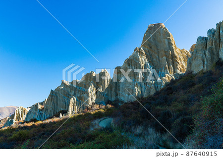 ニュージーランド ワイタキ地方のオマラマ近郊にある断崖絶壁のクレイ・クリフ ニュージーランド ワイタキ地方のオマラマ近郊にある断崖絶壁のクレイ・クリフ 87640915