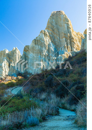 ニュージーランド　ワイタキ地方のオマラマ近郊にある断崖絶壁のクレイ・クリフ 87640916