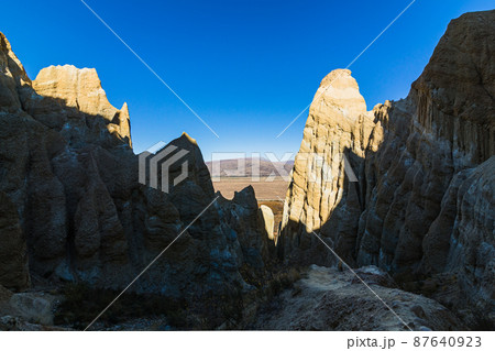 ニュージーランド　ワイタキ地方のオマラマ近郊にある断崖絶壁のクレイ・クリフ 87640923