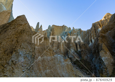 ニュージーランド　ワイタキ地方のオマラマ近郊にある断崖絶壁のクレイ・クリフ 87640929