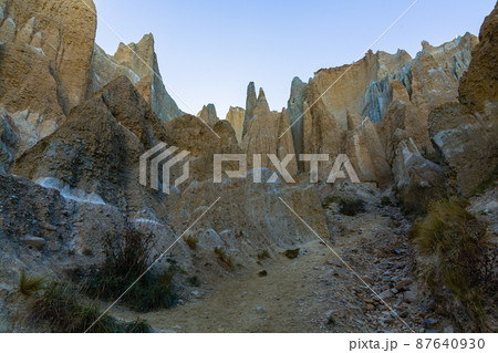 ニュージーランド　ワイタキ地方のオマラマ近郊にある断崖絶壁のクレイ・クリフ 87640930