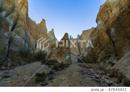 ニュージーランド　ワイタキ地方のオマラマ近郊にある断崖絶壁のクレイ・クリフ 87640932