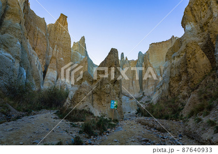 ニュージーランド　ワイタキ地方のオマラマ近郊にある断崖絶壁のクレイ・クリフ 87640933