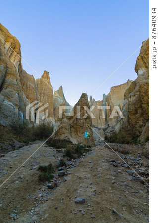 ニュージーランド　ワイタキ地方のオマラマ近郊にある断崖絶壁のクレイ・クリフ 87640934