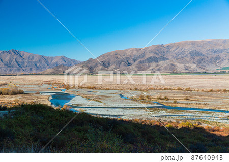 ニュージーランド ワイタキ地方のオマラマ近郊にあるクレイ・クリフから望むアフリリ川と風景 ニュージーランド ワイタキ地方のオマラマ近郊にあるクレイ・クリフから望むアフリリ川と風景 87640943