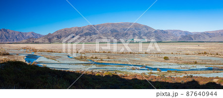 ニュージーランド　ワイタキ地方のオマラマ近郊にあるクレイ・クリフから望むアフリリ川と風景 87640944