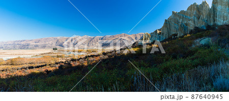 ニュージーランド ワイタキ地方のオマラマ近郊にある断崖絶壁のクレイ・クリフと紅葉 ニュージーランド ワイタキ地方のオマラマ近郊にある断崖絶壁のクレイ・クリフと紅葉 87640945