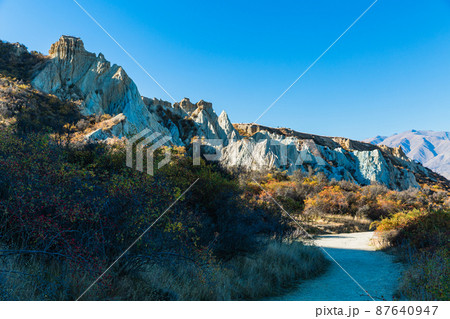 ニュージーランド ワイタキ地方のオマラマ近郊にある断崖絶壁のクレイ・クリフと紅葉 ニュージーランド ワイタキ地方のオマラマ近郊にある断崖絶壁のクレイ・クリフと紅葉 87640947