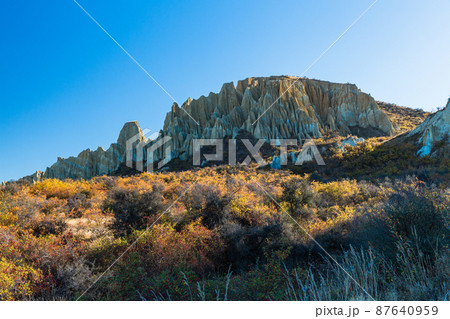 ニュージーランド　ワイタキ地方のオマラマ近郊にある断崖絶壁のクレイ・クリフと紅葉 87640959