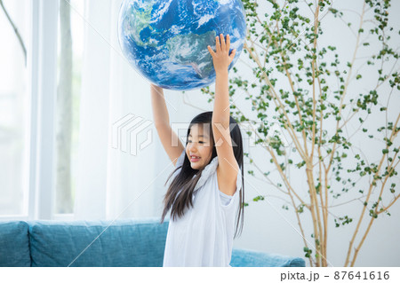 地球儀　子ども　　 87641616