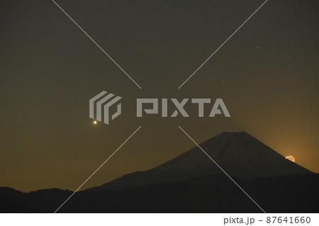 富士川町高下、富士の裾野から昇った明けの明星と地球照の細い月 87641660