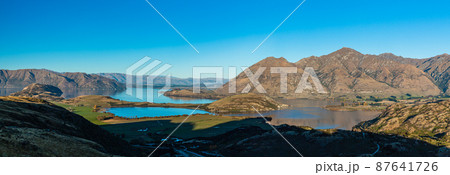 ニュージーランド　ダイアモンド・レイク保護地域のロッキー・ヒルから望むロイス・ピークとワナカ湖 87641726