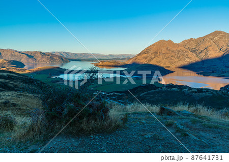ニュージーランド　ワナカ近郊にあるダイアモンド・レイク保護地域のロッキー・ヒルから望むワナカ湖 87641731