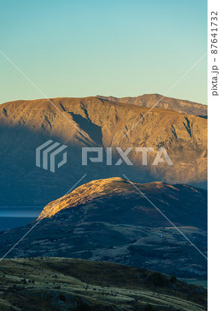 ニュージーランド ダイアモンド・レイク保護地域のロッキー・ヒルから望む山に囲まれたワナカ湖 ニュージーランド ダイアモンド・レイク保護地域のロッキー・ヒルから望む山に囲まれたワナカ湖 87641732