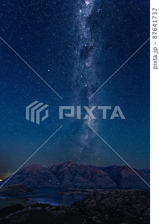 ニュージーランド　ダイアモンド・レイク保護地域のロッキー・ヒルから望むロイス・ピークとワナカ湖と星空 87641737