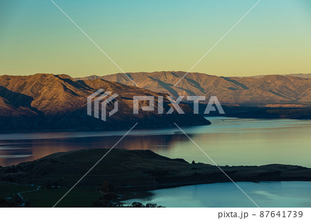 ニュージーランド　ワナカ近郊にあるダイアモンド・レイク保護地域のロッキー・ヒルから見えるワナカ湖 87641739