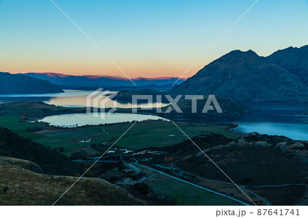 ニュージーランド　ダイアモンド・レイク保護地域のロッキー・ヒルから望むロイス・ピークとワナカ湖 87641741