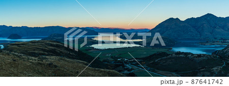 ニュージーランド　ダイアモンド・レイク保護地域のロッキー・ヒルから望むロイス・ピークとワナカ湖 87641742