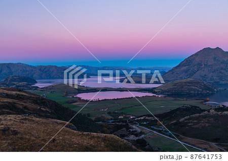 ニュージーランド　ダイアモンド・レイク保護地域のロッキー・ヒルから望む夕暮れ時のとワナカ湖 87641753