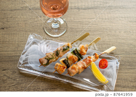 焼き鳥と赤ワイン 87641959