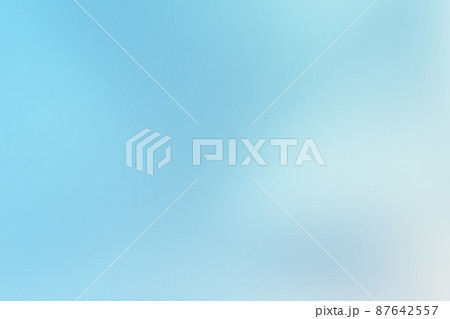 夏の涼を感じる水色で上品なグラデーション背景 87642557