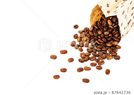 Paper bag with grain coffee on white background. coffee beans isolated on white background. roasted coffee beans, can be used as a background. 87642736
