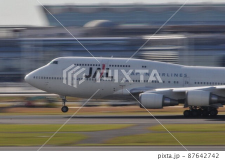 日本航空のボーイング747が離陸のために機首を上げる瞬間 87642742